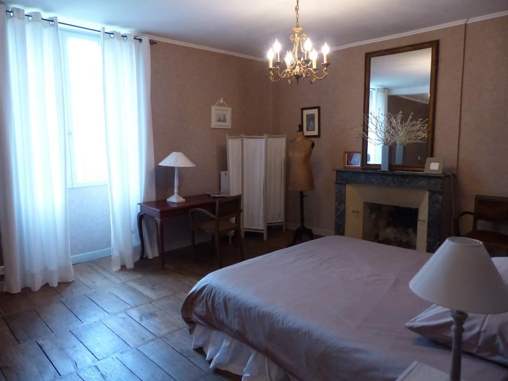 Le Domaine De Panissac Acomodação com café da manhã Berneuil  Quarto foto